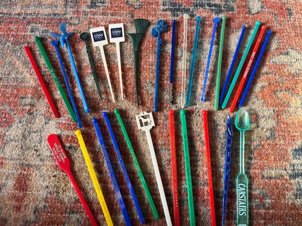 Vintage Lot of 29 Plastic Swizzle Sticks & Drink Stirrers - Airlines, Hotels, Re - Picture 7 of 7